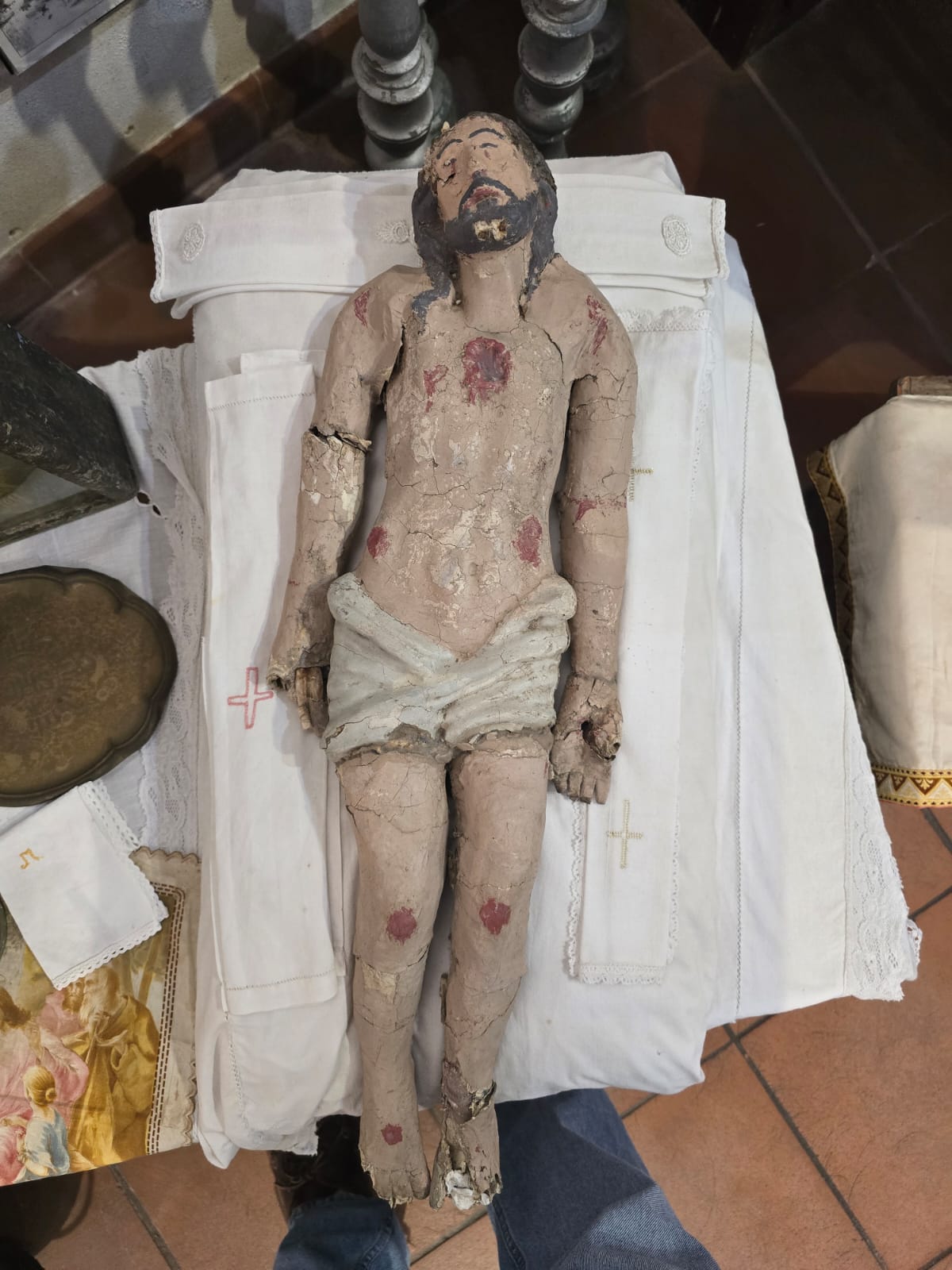 Statua religiosa di Cristo disteso